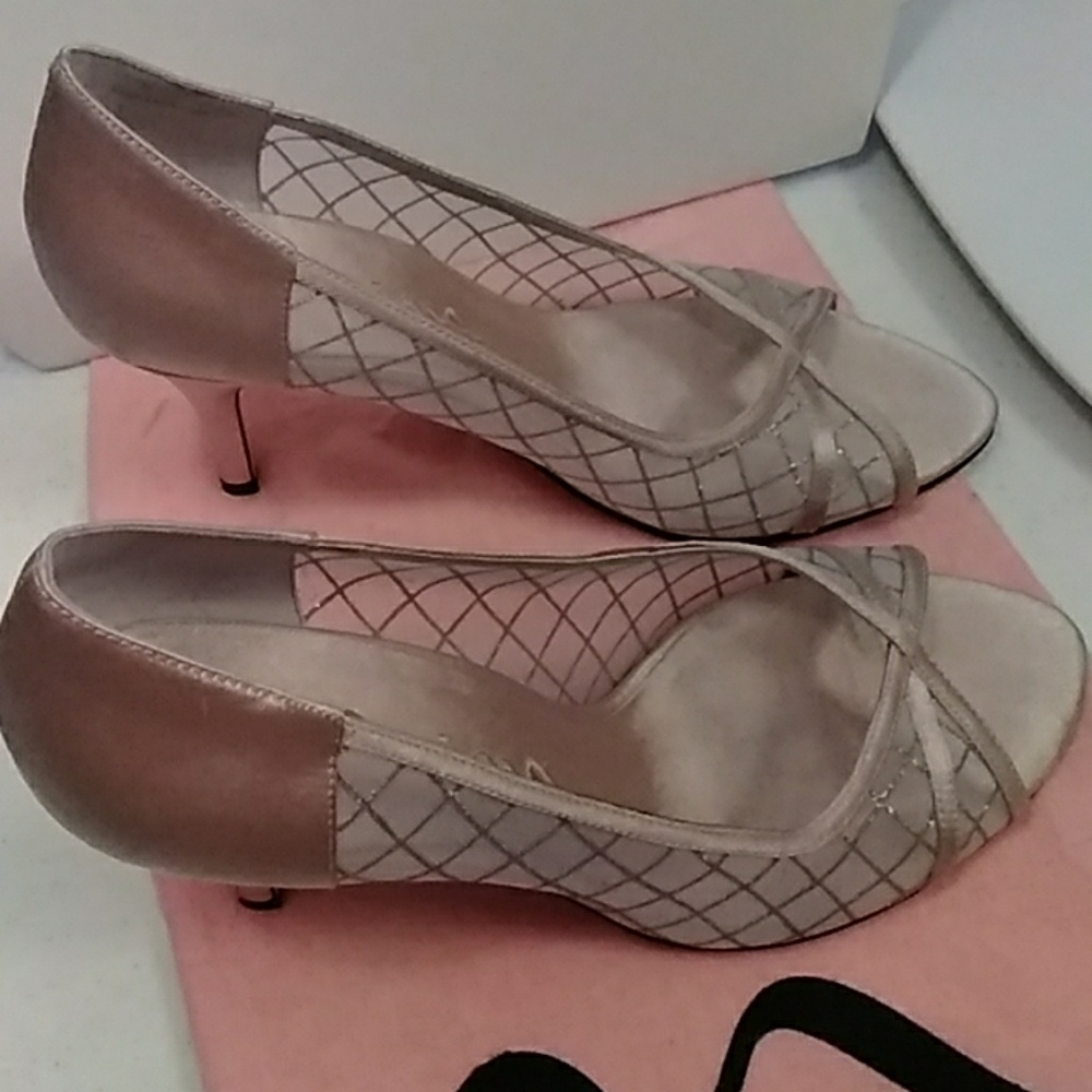 Beautiful Nina open toe shimmery heels 9M